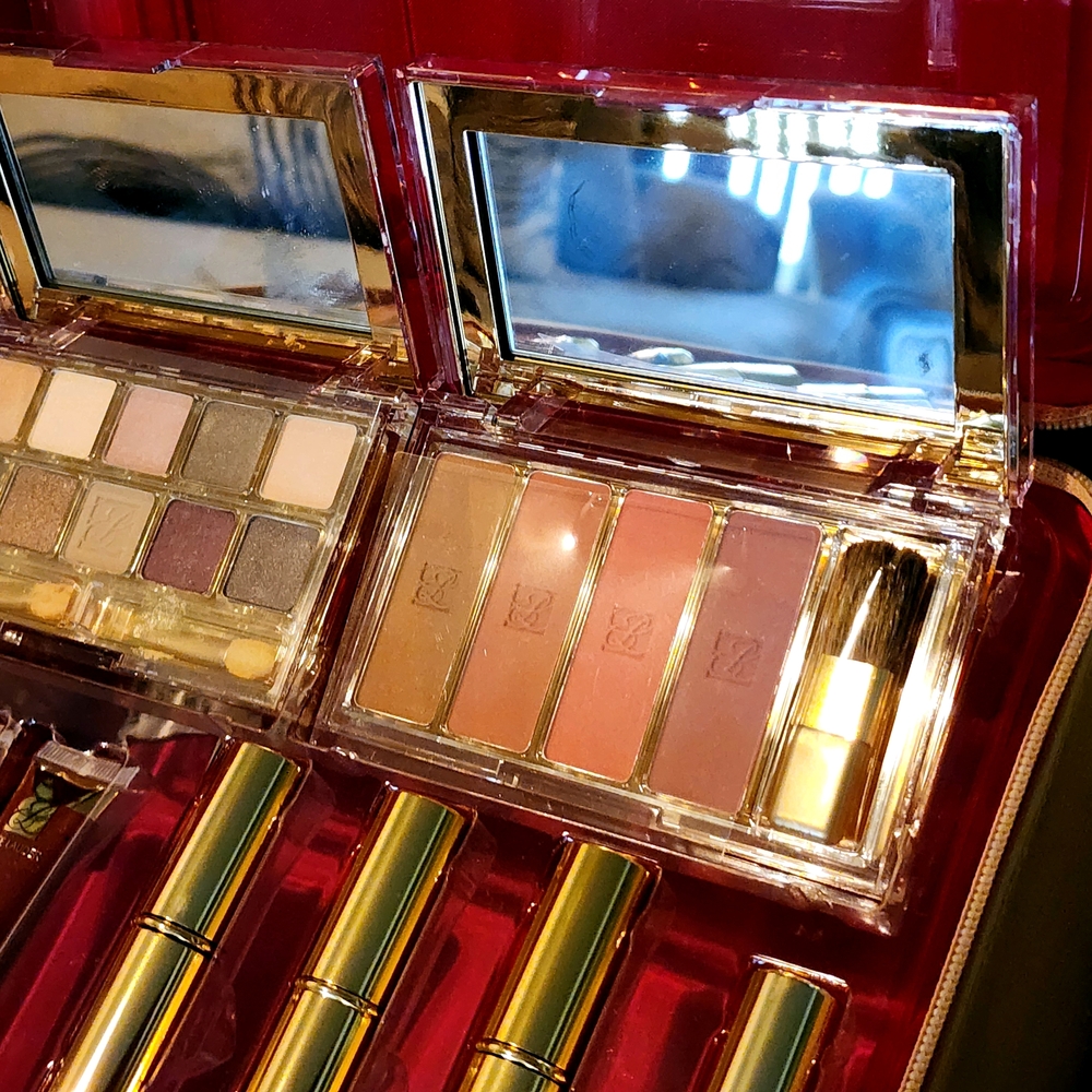 Estée Lauder Makeup Gift Set - Picture 4 of 7